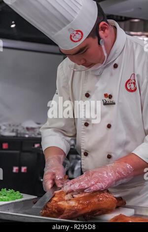 Beijing, Chine - le 19 septembre 2013 : le chinois traditionnel canard rôti ou Da Dong Kaoya servi votre table par un jeune homme chef à tha célèbre Da Dong Resta Banque D'Images