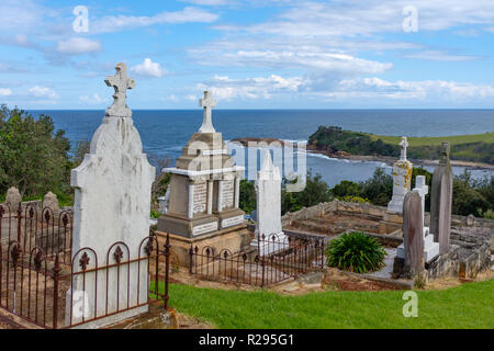 Pierres tombales et garde-fous à Gerringong historique paisible cimetière, avec de belles vues sur la mer, Gerringong, NSW, Australie Banque D'Images