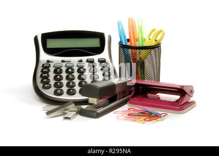 Fournitures de bureau y compris une calculatrice, punch, trombones, agrafeuse et ciseaux Banque D'Images