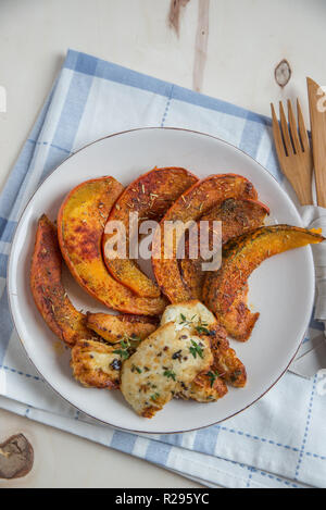 Citrouille grillée avec fromage Halloumi Banque D'Images