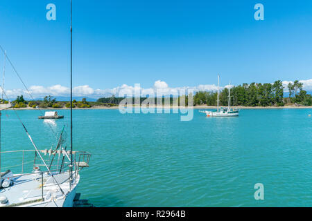 Bateau amarré dans la baie, estuaire Waimea à Mapua Tasman Bay sur la location avec centre. Banque D'Images