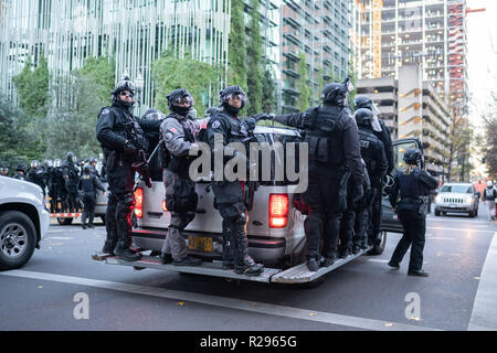 Portland, OR / USA - 17 novembre 2018 : la police de Portland dans le pignon anti-émeutes et des uniformes, équitation au centre-ville en voiture. Banque D'Images