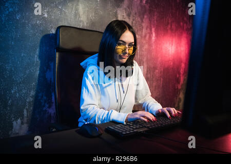 Casque gamer girl wearing jouer à des jeux en réseau se préparent à participer à des concours internationaux d'esports. Banque D'Images