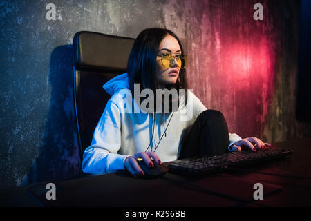 Casque gamer girl wearing jouer à des jeux en réseau se préparent à participer à des concours internationaux d'esports. Banque D'Images