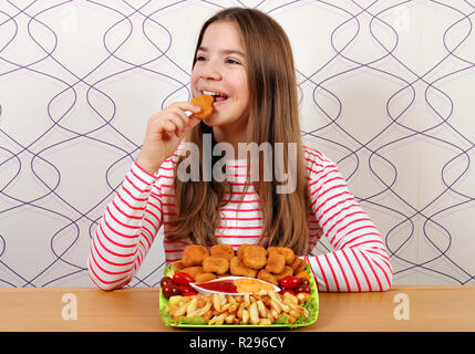 Adolescente faim mange des croquettes de poulet Restauration rapide Banque D'Images