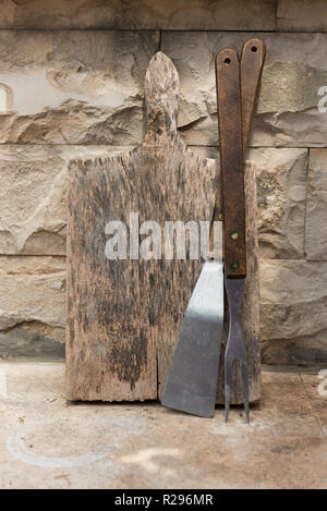 Vieille planche à découper en bois avec grande fourchette en bois. Accessoires de cuisine. Utiliser une planche à découper. Des ustensiles de cuisine. Banque D'Images