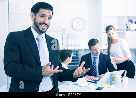 Portrait of successful business group avec smiling man at office de premier plan Banque D'Images