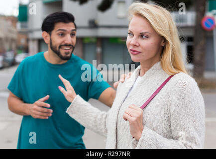 Portrait d'une femme qui est en colère à l'adulte étranger dans la rue. Banque D'Images