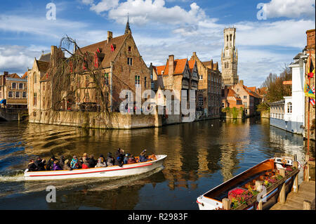 Les bateaux de plaisance sur le Canal de Djiver avec le beffroi en arrière-plan, Bruges, Belgique. Banque D'Images