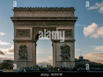 Belle vue sur l'Arc de Triomphe au coucher du soleil, Paris, France Banque D'Images