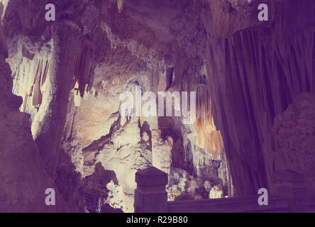 Vue de l'intérieur de la Grotte des Demoiselles, grande grotte dans la vallée du sud de la France Herault Banque D'Images