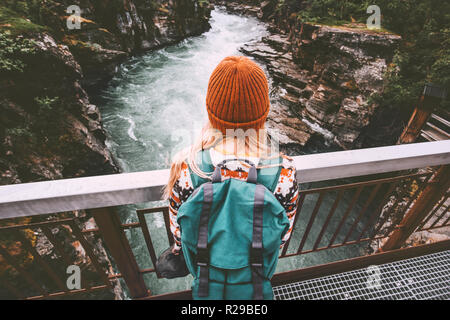 Vacances Tourisme femme voyageant seule en plein air avec sac à dos aventure active bénéficiant de vie vue sur la rivière Banque D'Images