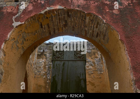 L'entrée et porte à l'ancien temple de wushu en montagne Wudangshan Banque D'Images