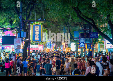 Xi'an, province du Shaanxi, Chine - Aug 10, 2018 : la rue bondée de touristes dans le quartier musulman de nuit Banque D'Images