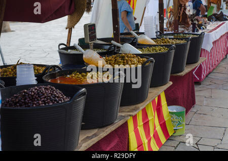 Vente de photos d'olives, foire traditionnelle à Blanes, Espagne, Costa Brava. Drapeau de la Catalogne Banque D'Images