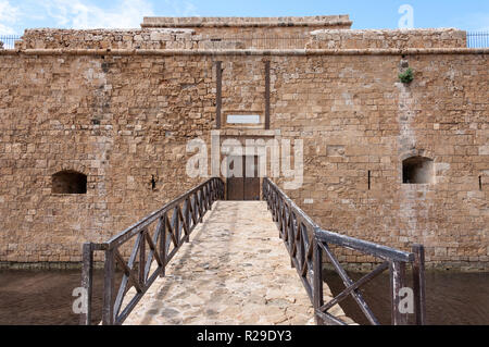 Passerelle entre l'entrée de douves du château médiéval de Paphos, port de Paphos, Paphos (Pafos), District de Pafos, République de Chypre Banque D'Images