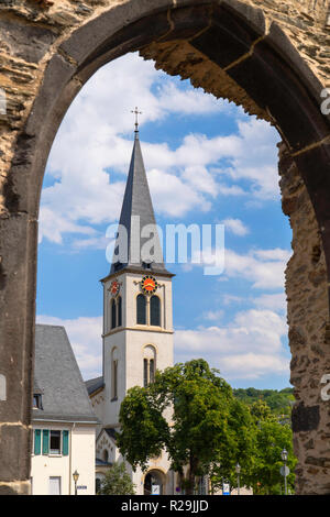 Eglise et ruines de château romain, Boppard, Rhénanie-Palatinat, Allemagne Banque D'Images