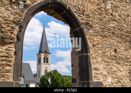 Eglise et ruines de château romain, Boppard, Rhénanie-Palatinat, Allemagne Banque D'Images