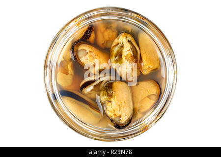 Moules marinées dans un bocal isolé sur fond blanc. clipping path Banque D'Images