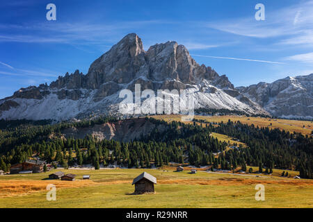 Sass de Putia, Dolomiti - Peitlerkofel, montagne, Alpes, Italie, Dolomites randonnée. Dolomites - paysage bleu ciel été météo - Belluno, trentin Banque D'Images