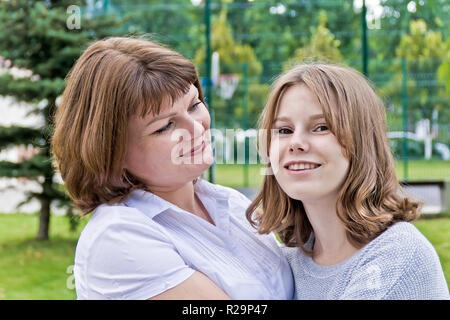 Plus heureuse mère et fille de 14 ans dans l'heure d'été Banque D'Images