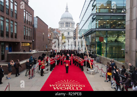 Les Animaux Fantastiques : Monde magique Wands soutenir Lumos est inauguré sur Peter's Hill, Londres. La baguette à couper le souffle de l'installation, à l'occasion du tout nouveau monde magique aventure ™ : Animaux Fantastiques les crimes de Grindelwald, sera en ligne jusqu'au 13 novembre dans le cadre de la ville de London Arts Initiative pour l'art public, et s'illumine chaque soir à partir de 18h45. L'installation a été dévoilée par pilier tête bouilloire Pierre Bohanna et les Grenadier Guards qui a effectué une interprétation de la musique de Harry Potter et les films d'animaux fantastiques. Doté d''atmosphère : où : London, United Ki Banque D'Images