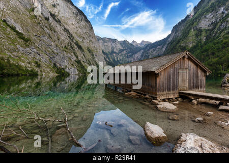 Belle vue de maison de bateau traditionnel en bois sur les berges du célèbre Lac Obersee, dans le pittoresque parc national de Berchtesgadener Land sur une journée ensoleillée en somme Banque D'Images