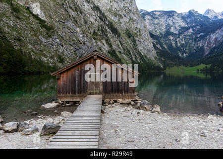 Belle vue de maison de bateau traditionnel en bois sur les berges du célèbre Lac Obersee, dans le pittoresque parc national de Berchtesgadener Land sur une journée ensoleillée en somme Banque D'Images