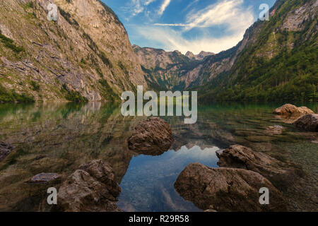 Vue panoramique sur la vieille maison traditionnelle bateau en bois au pittoresque Lac Obersee, sur une belle journée avec des nuages de brouillard en automne, Bavière, Allemagne Banque D'Images