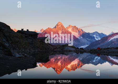 De soleil colorés sur le lac Blanc lac en France Alpes. Monte Bianco sur fond de montagnes. Vallon de Berard Nature Preserve, Chamonix, Graian Alps. Banque D'Images