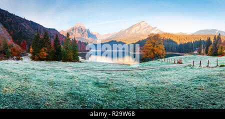 Automne paisible vue sur lac Obersee dans Alpes suisses. L'herbe givrée et les montagnes des reflets dans l'eau claire. Nafels, village suisse. Banque D'Images