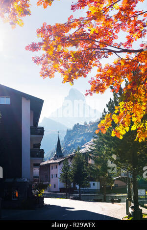 Vue pittoresque de la ville de Zermatt Matterhorn peak et rue avec frêne jaune dans les Alpes suisses. La Suisse, l'Europe. Photographie de paysage Banque D'Images