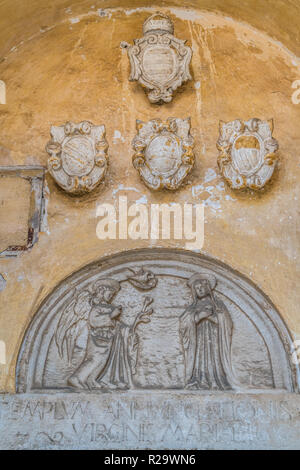 Plaque ancienne représentant angel et Sainte Marie sur le mur d'une église de la vieille ville de Dubrovnik, Croatie Banque D'Images