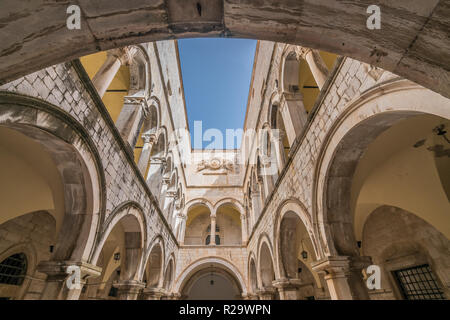 Cour intérieure voûtée palais Sponza dans dans la vieille ville de Dubrovnik, Croatie Banque D'Images