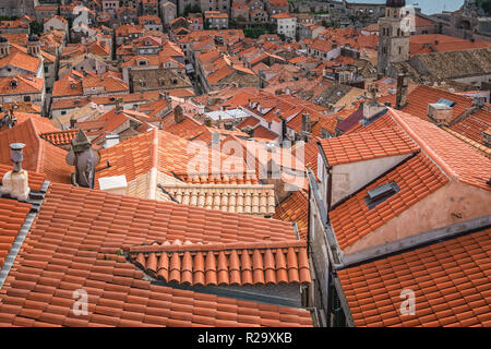 Close up les toits de maisons anciennes à Dubrovnik, en vue de la vieille ville remparts Banque D'Images