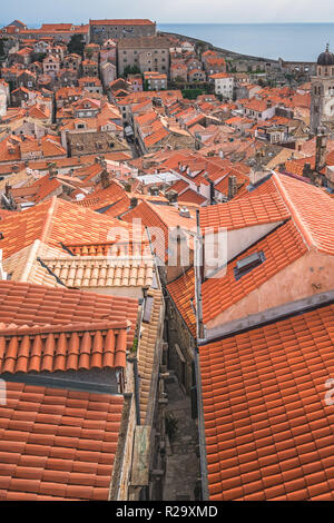 Close up les toits de maisons anciennes à Dubrovnik, en vue de la vieille ville remparts Banque D'Images