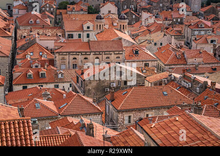 Close up les toits de maisons anciennes à Dubrovnik, en vue de la vieille ville remparts Banque D'Images