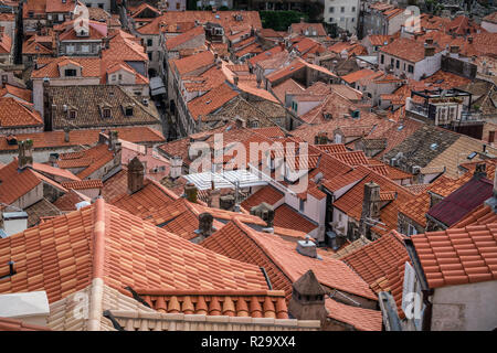 Close up les toits de maisons anciennes à Dubrovnik, en vue de la vieille ville remparts Banque D'Images