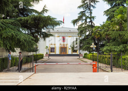 Tirana, Albanie- 01 juillet 2014 : Gouvernement bâtiment avec emblème albanais.Tirana est la capitale et ville la plus peuplée de l'Albanie. Banque D'Images