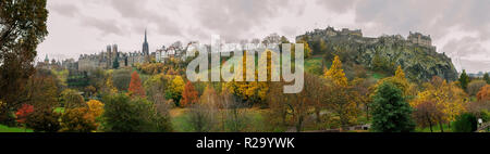 Vue panoramique sur le château d''Édimbourg de Prince's Street, à l'automne Banque D'Images