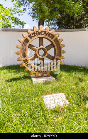 Tirana, Albanie-01 Juillet 2014 : Rotary Club Monument dans le centre de Tirana. Le service international de l'organisation. Banque D'Images