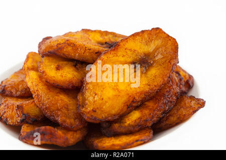 Tranches de plantain mûr frit isolé en fond blanc Banque D'Images