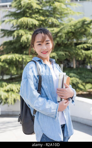 Portrait de jeunes femmes asiatiques avec des livres Banque D'Images