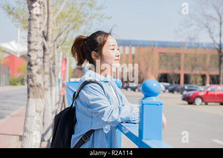 College Girl avec sac à dos sur le campus. Collège chinois asiatique étudiante Banque D'Images