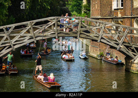 Le célèbre pont de bois Mathématique et historique avec les gens marcher sur elle comme punt bateaux passer sous le long d'une journée d'été, Cambridge, Royaume-Uni Banque D'Images