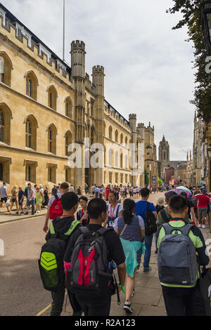 L'extérieur du Corpus Christi College de Trumpington Street avec les touristes asiatiques marcher sur la chaussée à l'extérieur, Cambridge, Royaume-Uni Banque D'Images