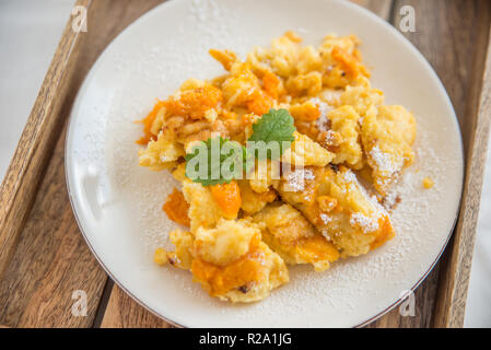 Kaiserschmarrn autrichien aux abricots Banque D'Images