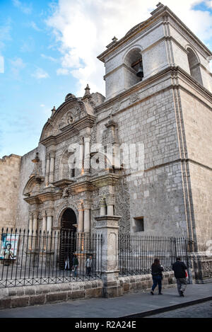 Entrée principale de l'église des Jésuites de la Compagnie de Jésus (Iglesia de la Compania) dans Arequipa, Pérou Banque D'Images