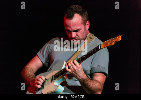 MATHEW STEVENS à la guitare pour INGRID & CHRISTINE JENSEN INFINITUDE effectuant au 61e Festival de Jazz de Monterey - Monterey, Californie Banque D'Images