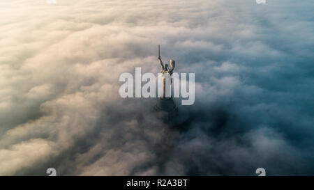 Vue aérienne du Monument Patria, enveloppé dans un épais brouillard. Les sites historiques de l'Ukraine. Banque D'Images